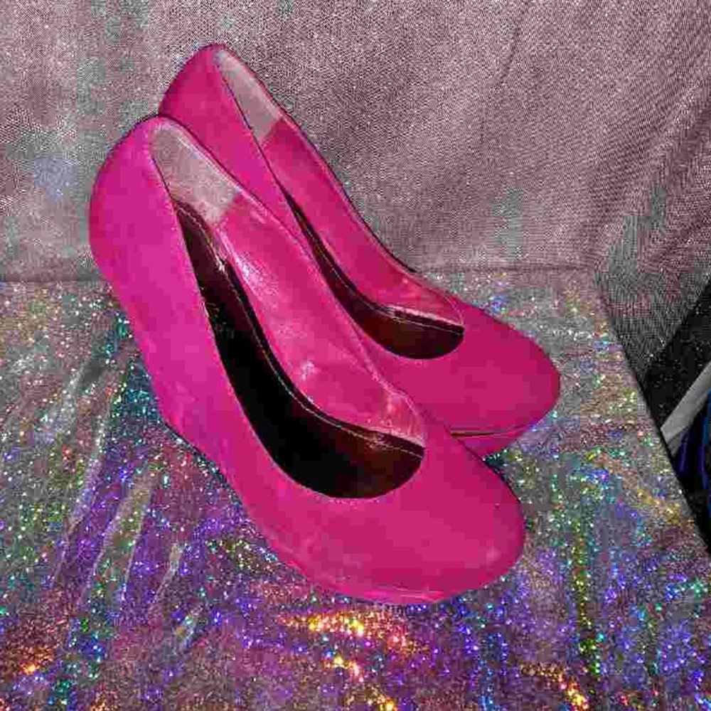 Breckelles hot pink velvet wedges..